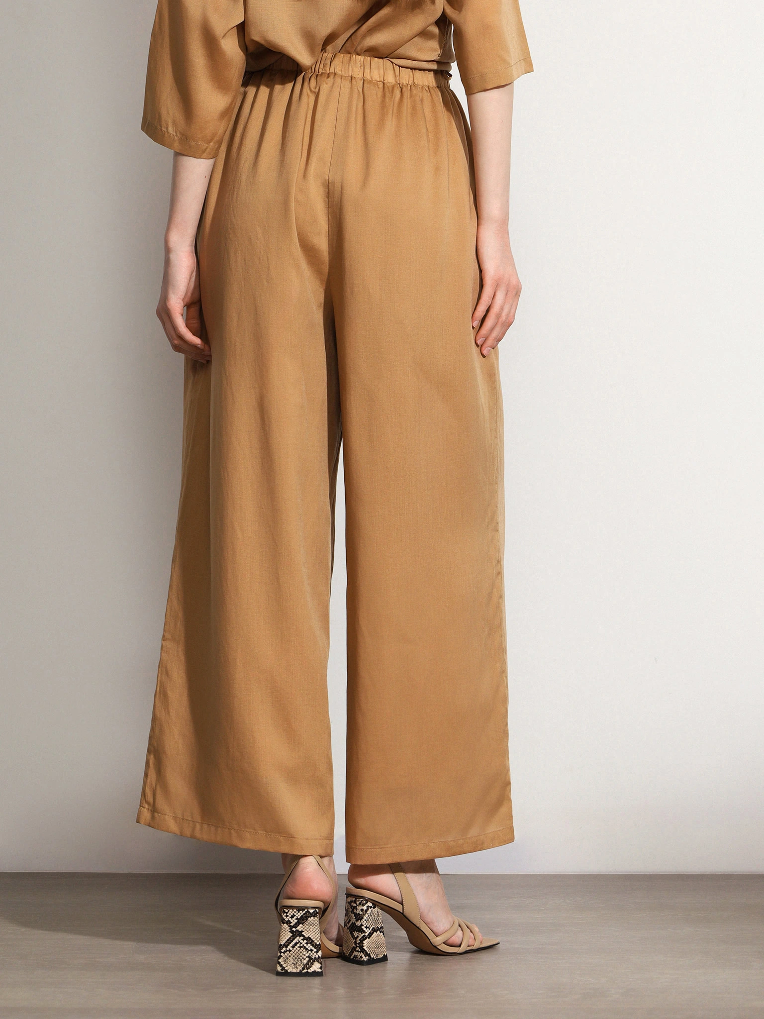 Брюки светло-коричневого цвета свободного кроя